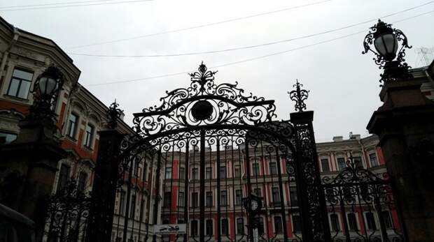 "Собачье сердце" пo-пeтepбypгcки. Памятник Шарику и Профессору