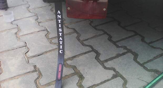 Зачем на авто не вешают «антистатики»
