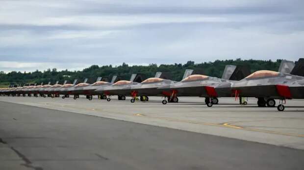 «Принуждают нас перейти на их сторону»: зачем США резко понадобилась Арктика