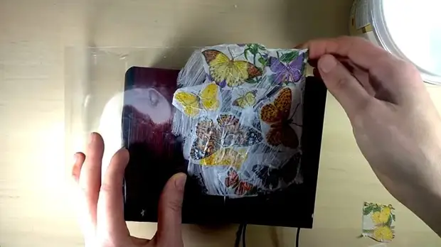 Если увидите салфетки с красивыми бабочками, сразу покупайте! Возьмёте пластиковую бутылку и сделаете нереальную красоту