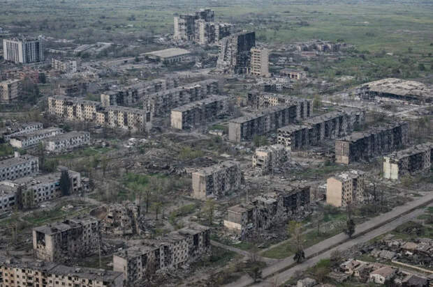 В Константиновке ФАБ-1500 накрыла мехбригаду ВСУ – ВС РФ двигаются вглубь города