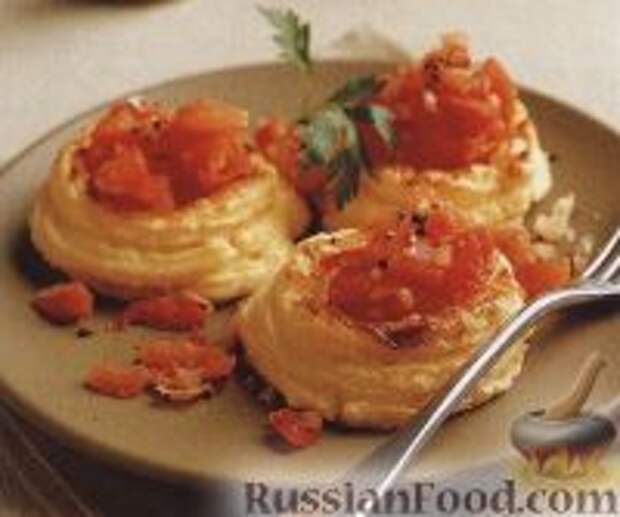 Фото к рецепту: Картофельное суфле с помидорами в виде птичьих гнезд