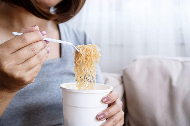 Врач Рытько: ежедневное употребление острой лапши грозит нарушениями ЖКТ