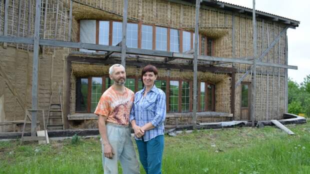 В Нижнедевицком районе семья построила дом из соломы