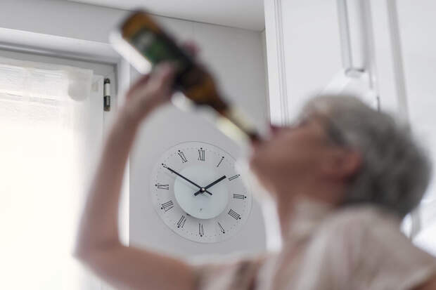 Нарколог Литков: праздничные выходные часто оборачиваются запоями