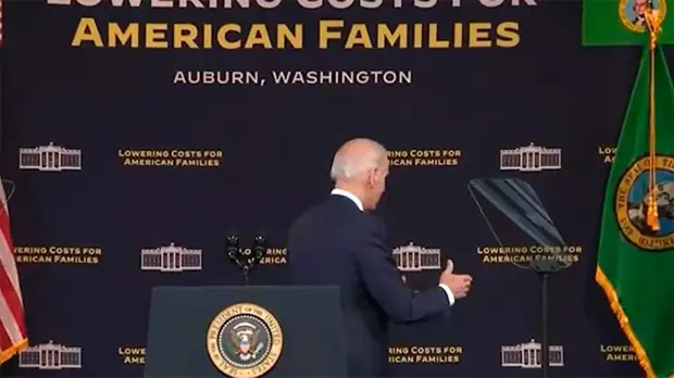 Психолог объяснил, почему Байден постоянно жмет руку пустоте