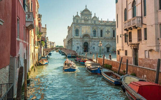 Жители Венеции протестуют против такого большого количества туристов.