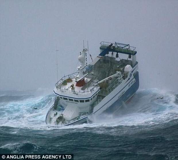 Британское рыболовное судно "Харвестер" болется с волнами буря, корабли, море, океан, стихия, суда, фото, шторм