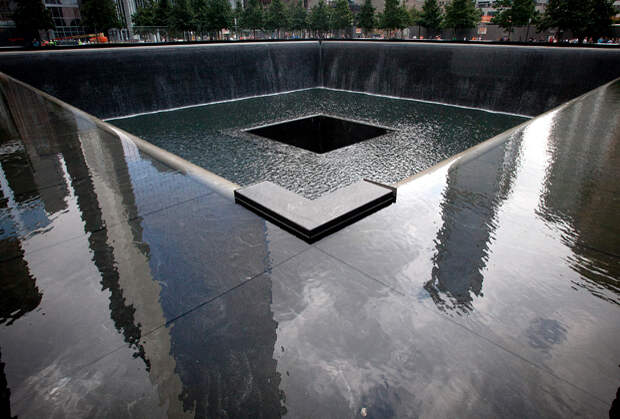 Окружающие здания отражаются в мемориале 9/11