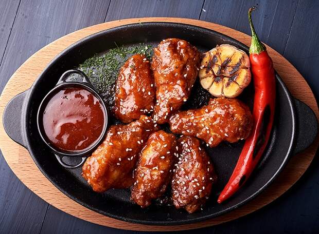 Крылышки в соусе из кетчупа и паприки. / Фото: webmangal.ru Крылышки в соусе из кетчупа и паприки. / Фото: webmangal.ru