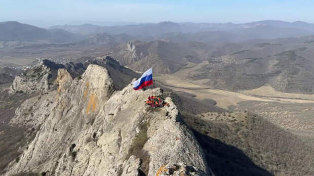 В День воссоединения Крыма с Россией спасатели водрузили флаг РФ на хребте Таракташ