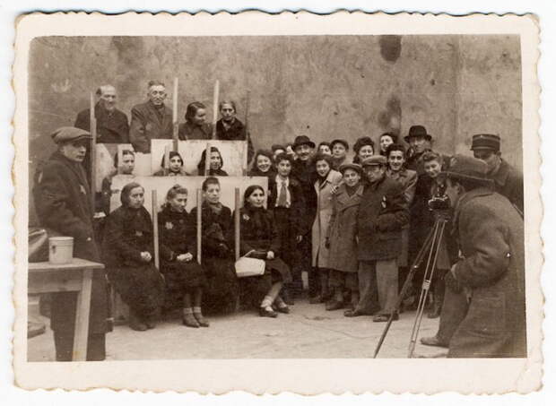 Фотография для идентификационных карт в отделе статистики.