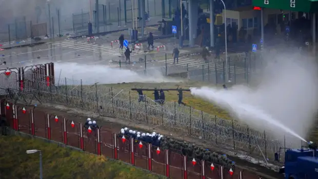 У мигрантов зафиксировали химические ожоги глаз после использования Польшей водомётов