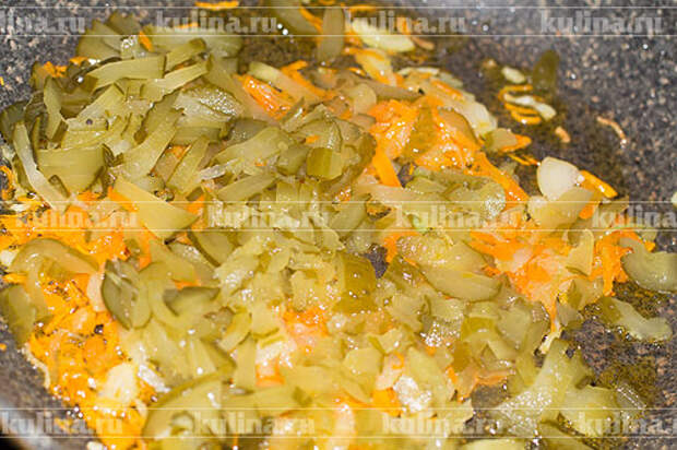 Соленые огурцы нарезать соломкой и добавить к овощам.