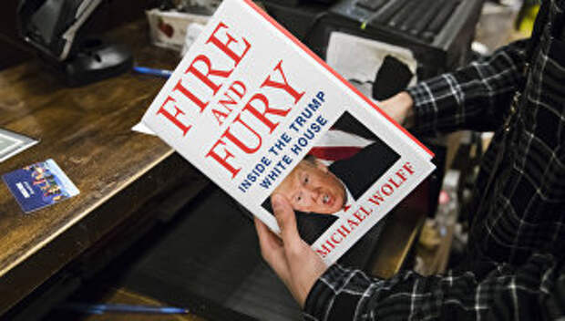 Продавец с книгой Огонь и ярость: внутри Белого дома Трампа в магазине Barnes & Noble в Филадельфии, США. 5 января 2018