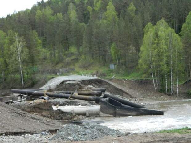 Наводнение в Алтае принесло в поселок балистическую ракету (5 фото)