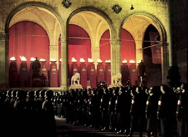 Церемония на фотографии состоялась в нацистской Германии в 1938 году.