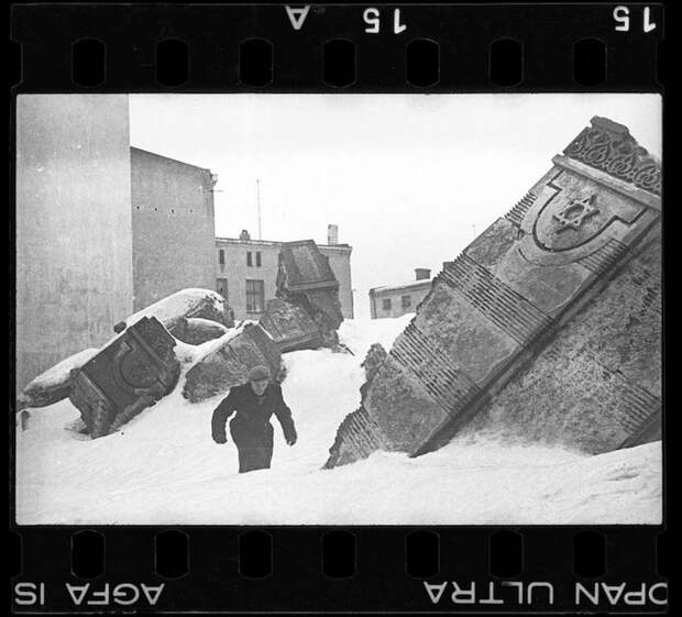 Мужчина идет среди руин синагоги.