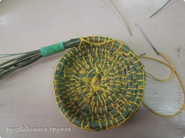 Мастер-класс Плетение Ваза из сосновых иголок Материал природный Нитки фото 4
