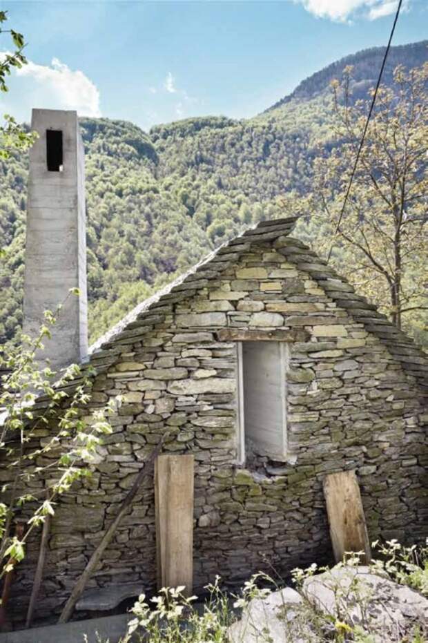 Камень-сланец остался основным материалом, из которого сложены стены (Casa d'Estate, Швейцария). | Фото: us.gestalten.com.