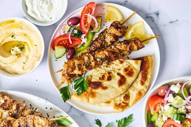 Румяный и ароматный куриный шашлык. \ Фото: twopeasandtheirpod.com.
