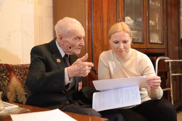 Анна Рослякова навестила ветерана, которому исполнилось 99 лет