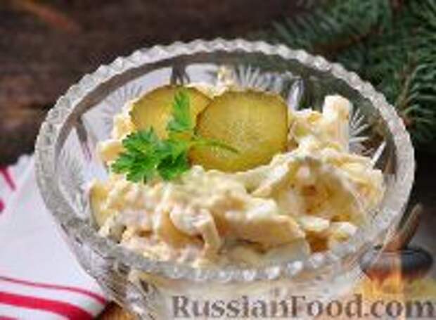 Фото к рецепту: Салат с кальмарами и маринованными огурцами