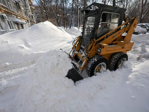 Не паркуйся здесь: у Выставочного зала в Тюмени проведут уборку снега