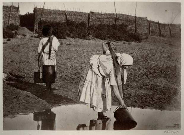 Донские казачки поливают огороды, 1875-1876 гг. | Фото: Иван Болдырев