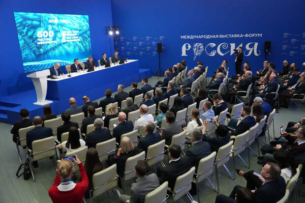 На этом фото и действующий руководитель Росрыболовство, и представитель Минпромторга, представитель Совета Федерации, тогда ещё губернатор, а ныне министр промышленности и торговли и ещё один губернатор. Есть на этом фото и автор этого текста и блога ;)