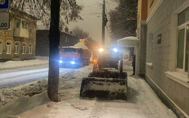 В Рязани чистить снег 12 января вышли 12 комбинированных дорожных машин