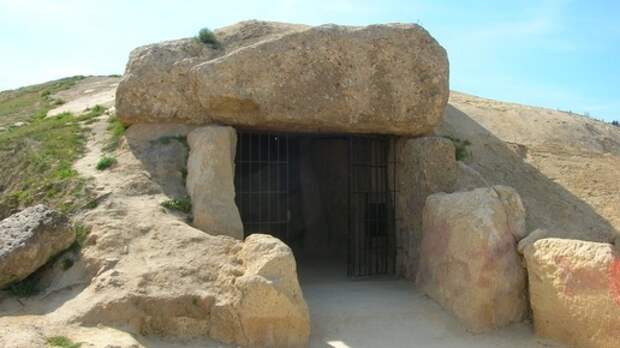 Колоссальные камни дольмена Менга оказались крупнее, чем валуны легендарного Стоунхенджа