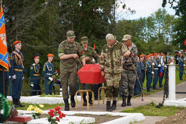 В Тверской области перезахоронили останки красноармейцев, найденные во время пиротехнических работ