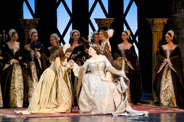 Сцена из оперы «Анна Болейн», в роли Анны Болейн – Хибла Герзмава, в роли Джейн Сеймур – Лариса Андреева