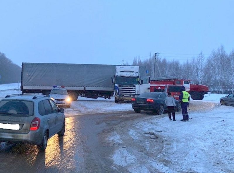 Авария дня. В Башкирии легковой автомобиль упал с моста