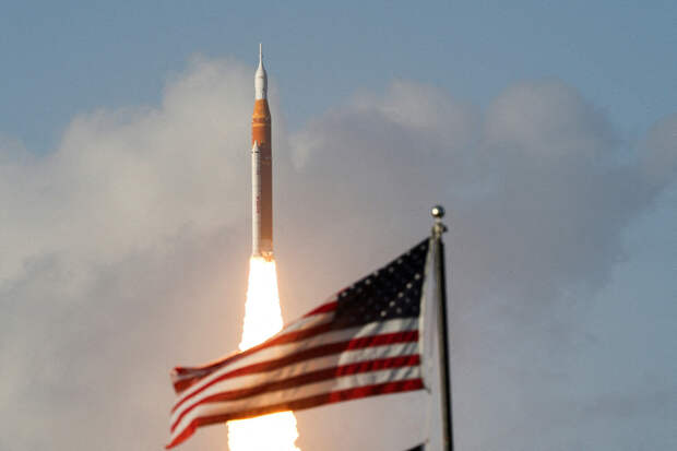 Корабль "Орион" миссии "Артемида-2" осуществил маневр выхода на траекторию к Луне