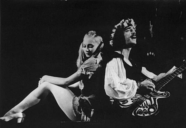 Михаил Боярский и его будущая супруга Лариса Луппиан в спектакле "Трубадур и его друзья", театр Ленсовета, 1974 год.