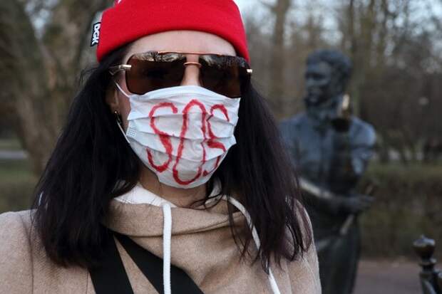 В Екатеринбурге беременная противница масок больше чем на час задержала рейс Победы в Москву