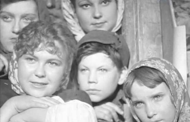 Зоя Толбузина (слева внизу) в фильме *Родные поля*, 1944 | Фото: kino-teatr.ru Зоя Толбузина (слева внизу) в фильме *Родные поля*, 1944 | Фото: kino-teatr.ru