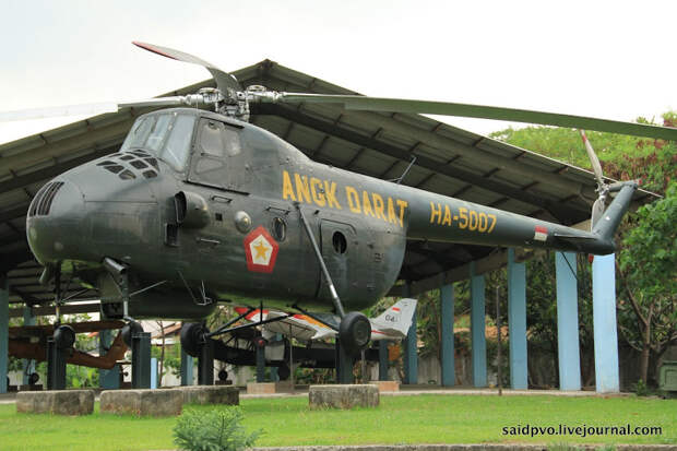 Музей вооруженных сил в Джакарте - авиационная техника