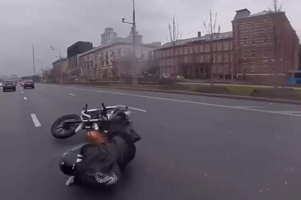 В Москве мотоцикл на скорости влетел под колеса Kia, и это попало на видео