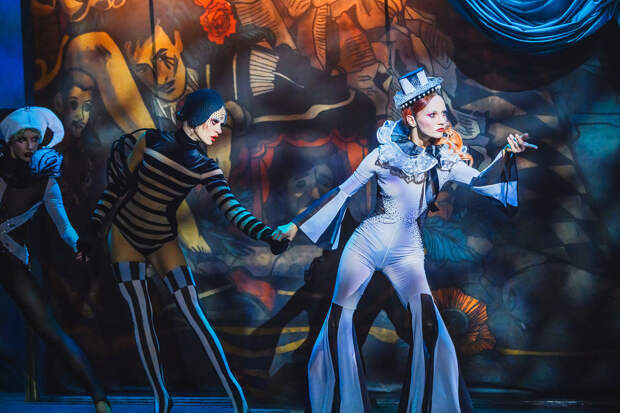 Сцена из шоу Crave