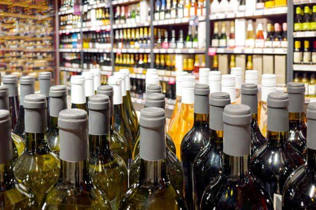 РИА: жители новых регионов России в январе купили 3,3 миллиона литров алкоголя