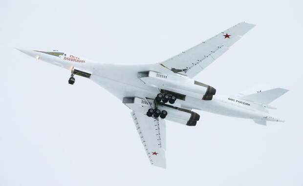На фото: модернизированный стратегический ракетоносец Ту-160М