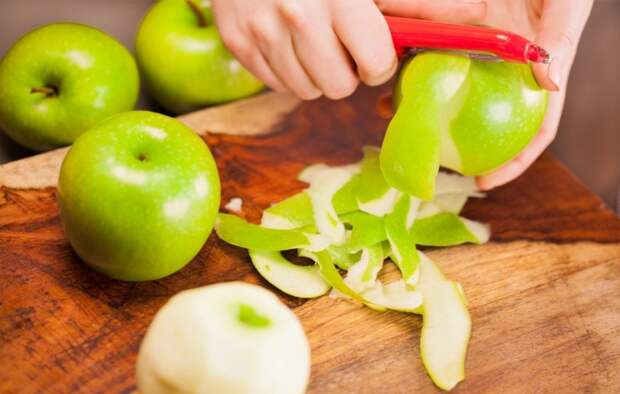 Не спешите выбрасывать яблочную кожуру: 5 хитрых способов, которые можно применить дома и на даче