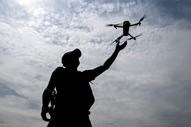 Бойцы ВС РФ с помощью дрона доставили лекарства жителям Константиновки