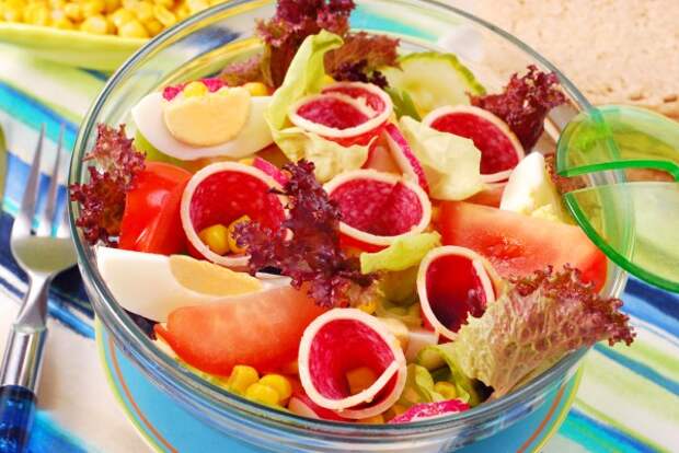 Салат из овощей с яйцом и колбасой