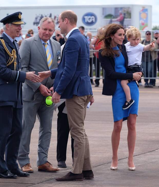 William-Kate-George-arrive-at-air-show.png