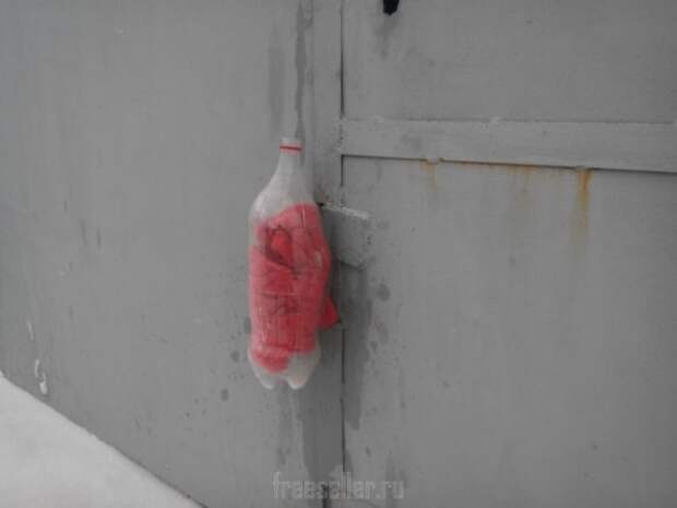 Защита гаражного висячего замка от намокания замерзания из пластиковой бутылки
