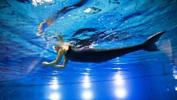 Где живёт женщина, которая плавает с искусственным русалочьим хвостом?